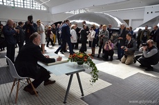 Prezydent Gdyni Wojciech Szczurek wpisuje się do pamiątkowej księgi w Muzeum Emigracji, fot. Michał Puszczewicz