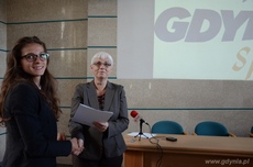 Syntia Ellward odbiera list gratulacyjny z rąk Joanny Zielińskiej pełnomocnika prezydenta Gdyni ds. Sportu, fot. gdyniasport.pl
