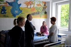 Prezydent Gdyni Wojciech Szczurek w Dniu Dziecka odwiedził dzieci w Szpitalu Morskim im. PCK, fot. Michał Kowalski
