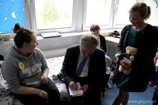 Prezydent Gdyni Wojciech Szczurek w Dniu Dziecka odwiedził dzieci w Szpitalu Morskim im. PCK, fot. Michał Kowalski