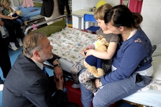 Prezydent Gdyni Wojciech Szczurek w Dniu Dziecka odwiedził dzieci w Szpitalu Morskim im. PCK, fot. Michał Kowalski