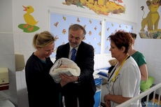 Prezydent Gdyni Wojciech Szczurek w Dniu Dziecka odwiedził dzieci w Szpitalu Morskim im. PCK, fot. Michał Kowalski