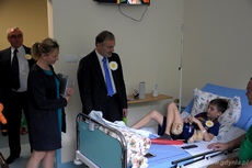 Prezydent Gdyni Wojciech Szczurek w Dniu Dziecka odwiedził dzieci w Szpitalu Morskim im. PCK, fot. Michał Kowalski