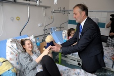 Prezydent Gdyni Wojciech Szczurek w Dniu Dziecka odwiedził dzieci w Szpitalu Morskim im. PCK, fot. Michał Kowalski