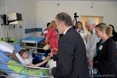 Prezydent Gdyni Wojciech Szczurek w Dniu Dziecka odwiedził dzieci w Szpitalu Morskim im. PCK, fot. Michał Kowalski