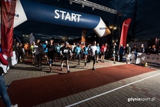 Miłośnicy nordic walking na linii startu Nocnego Marszu Świętojańskiego z PKO Bankiem Polskim, fot. gdyniasport.pl