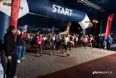 Miłośnicy nordic walking na linii startu Nocnego Marszu Świętojańskiego z PKO Bankiem Polskim, fot. gdyniasport.pl