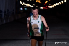Zawodnik Nocnego Marszu Świętojańskiego z PKO Bankiem Polskim na przed metą, fot. gdyniasport.pl
