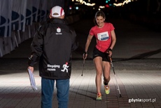 Zawodniczka Nocnego Marszu Świętojańskiego z PKO Bankiem Polskim na przed metą, fot. gdyniasport.pl