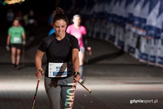 Zawodniczka Nocnego Marszu Świętojańskiego z PKO Bankiem Polskim na przed metą, fot. gdyniasport.pl