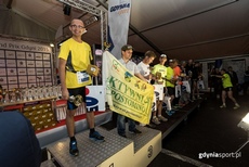 Najlepsi zawodnicy Nocnego Marszu Świętojańskiego z PKO Bankiem Polskim na podium, fot. gdyniasport.pl