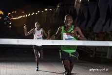 Gilbert Kipkosgei z Kenii na mecie Nocnego Biegu Świętojańskiego z PKO Bankiem Polskim, fot. gdyniasport.pl
