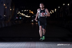 Zawodnik na mecie Nocnego Biegu Świętojańskiego z PKO Bankiem Polskim, fot. gdyniasport.pl