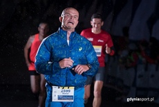 Zawodnik na mecie Nocnego Biegu Świętojańskiego z PKO Bankiem Polskim, fot. gdyniasport.pl