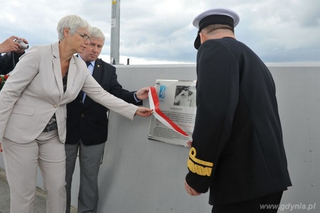 Wiceprzewodnicząca Rady Miasta Gdyni Joanna Zielińska odsłoniła tablicę poświęconą Michałowi Sumińskiemu, znakomitemu żeglarzowi, fot. Tadeusz Lademann