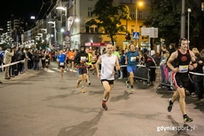 Zawodnicy Nocnego Biegu Świętojańskiego z PKO Bankiem Polskim na ul. Świętojańskiej, fot. gdyniasport.pl