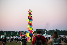 Kolorowy totem na Open er Festival, fot. Karol Stańczak
