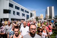 Otwarcie nowej przestrzeni publicznej w tle budynek Gdyńskiej Szkoły Filmowej , fot. Karol Stańczak