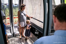 Pasażerowie w wagoniku kolejki na Kamienną Górę, fot. Karol Stańczak