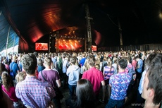 Publiczność pod sceną w namiocie na Open`er Festival, fot. Karol Stańczak