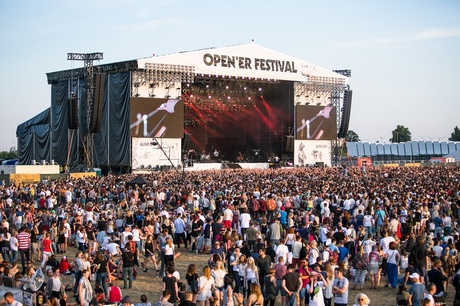 Tłumy pod sceną główna na Open`er Festival, fot. Karol Stańczak