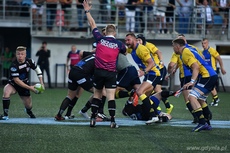 Zawodnicy RC Arka Gdynia i Budowlani Łódź walczą na murawie w finałowym meczu Mistrzostw Polski w rugby, fot. Michał Puszczewicz