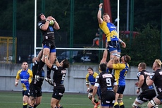 Zawodnicy RC Arka Gdynia i Budowlani Łódź walczą na murawie w finałowym meczu Mistrzostw Polski w rugby, fot. Michał Puszczewicz