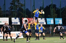 Zawodnicy RC Arka Gdynia i Budowlani Łódź walczą na murawie w finałowym meczu Mistrzostw Polski w rugby, fot. Michał Puszczewicz
