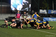 Zawodnicy RC Arka Gdynia i Budowlani Łódź walczą na murawie w finałowym meczu Mistrzostw Polski w rugby, fot. Michał Puszczewicz