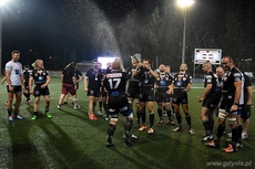 Zawodnicy Budowlanych Łódź wznoszą pamiatkowy puchar za zajęcie drugiego miejsca w Mistrzostwach Polski w rugby, fot. Michał Puszczewicz