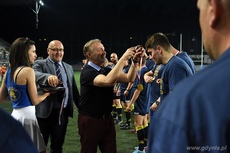 Prezydent Gdyni Wojciech Szczurek wręcza złote medale zawodnikom RC Arka Gdynia, fot. Michał Puszczewicz