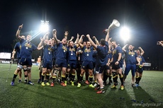 Zawodnicy RC Arka Gdynia z uniesionym do góry pucharem Mistrzostw Polski w rugby, fot. Michał Puszczewicz