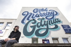 Mural Good morning Gdynia na budynkeu przy ul. Warszawskiej 34-36. Jego twórcą jest paryski typograf Tyrsa, fot. Rafał Kołsut