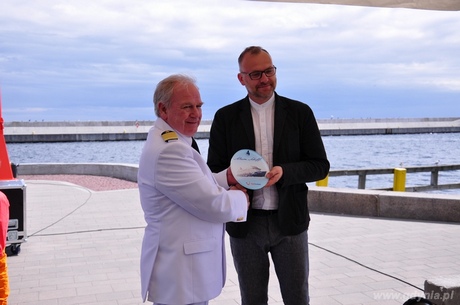 Kapitan Mein Schiff 4 i wiceprezydent Gdyni Michał Guć, fot. Dorota Patzer