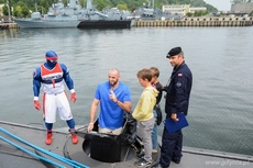 Marcin Gortat zwiedza okręt podwodny ORP Bielik w porcie wojenny w Gdyni Oksywiu, fot. Piotr Leoniak