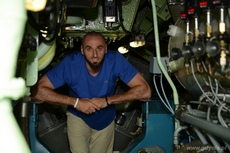 Marcin Gortat zwiedza okręt podwodny ORP Bielik w porcie wojenny w Gdyni Oksywiu, fot. Piotr Leoniak