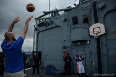 Marcin Gortat rzuca piłką do kosza na pokładzie ORP Generał Tadeusz Kościuszko, fot. Piotr Leoniak