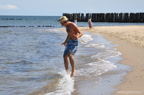 Aktor na plan serialu Aż po sufit na plaży w Babich Dołach, fot. Dorota Nelke