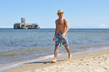 Aktor na plan serialu Aż po sufit na plaży w Babich Dołach, fot. Dorota Nelke