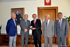 Prezydent Gdyni Wojciech Szczurek ze Złotą Odznaką Krajowej Izby Gospodarki Odpadami, fot. Sebastian Drausal
