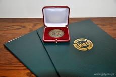 Złota Odznaka Krajowej Izby Gospodarki Odpadami dla Prezydenta Gdyni Wojciecha Szczurka, fot. Sebastian Drausal
