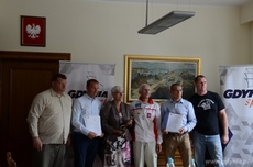 Gdyńscy sportowcy z listami gratulacyjnymi od prezydenta Gdyni, fot. Natalia Syryca/gdyniasport.pl