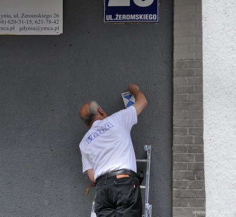Montaż tabliczki zabytek na budynku YMCa, fot. Grażyna Pilarczyk