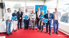 Wiceprezydent Gdyni Bartosz Bartoszewicz z laureatami i jury konkursu GDYNIA YACHT DESIGN na 10. Targi Sportów Wodnych WIATR i WODA, fot. gdyniasport