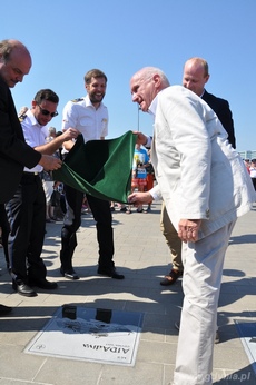 Wiceprezydent Gdyni Bartosz Bartoszewicz i pierwszy oficer AIDAdiva wraz z goścmi odsłaniają tablicę wycieczkowca, fot. Dorota Nelke