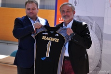 Trener Seahawks Gdynia Maciej Centerowski i prezydent Gdyni Wojciech Szczurek trzymają koszulkę z nr 1 drużyny Seahawks Gdynia, fot. Dorota Patzer
