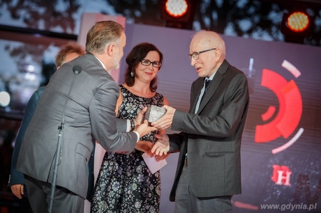 Prezydent Gdyni Wojciech Szczurek wręcza statuetkę Nagropdy Literackiej Gdynia Piotrowi Wierzbickiemu, Fot. W. Rojek