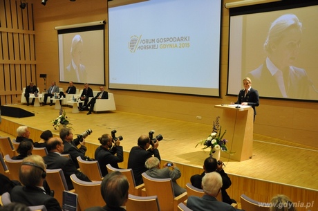 Dorota Pyć, Podsekretarz Stanu ds. Gospodarki Morskiej w Ministerstwie Infrastruktury i Rozwoju przemawia na Forum Gospodarki Morskiej Gdynia 2015 w Pomorskim Parku Naukowo-Technologicznym, fot. Barbara Betlejewska