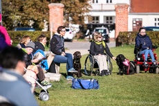 Zabawa z Frisbee na VII Gdyńskich Warsztatach dla Osób Niepełnosprawnych z psami asystującymi, fot. Karol Stańczak
