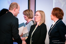 Wiceprezydent Gdyni Bartosz Bartoszewicz wręcza odznaczenia i wyróżnienia, nauczycielom i pracownikom oświaty z okazji Dnia Edukacji Narodowej, fot. Karol Stańczak